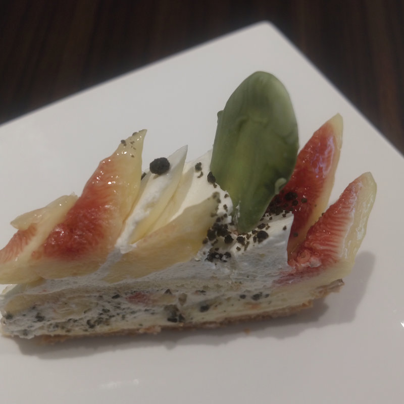 福岡県産いちじく「とよみつひめ」と八女抹茶ロッシェ(Café comme ca 福岡VIORO店)