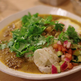マトンキーマ&焼豆腐のカレー（カチュンバル・ライタのせ） パクチー大盛り(curry phakchi(パクチー))