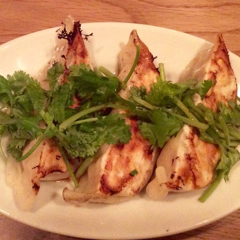 パクチーのせ焼き餃子(YONA YONA BEER WORKS 新宿店)