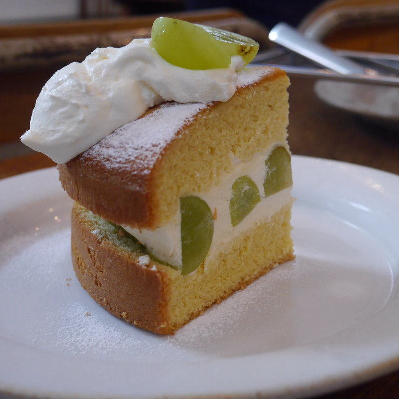 シャインマスカットのケーキ(ロバギター )