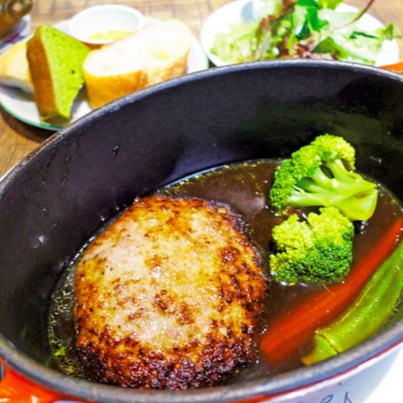 白金豚と国産牛のココット煮ハンバーグ＋パンビュッフェ・アミューズ(デリリウムカフェ 銀座)