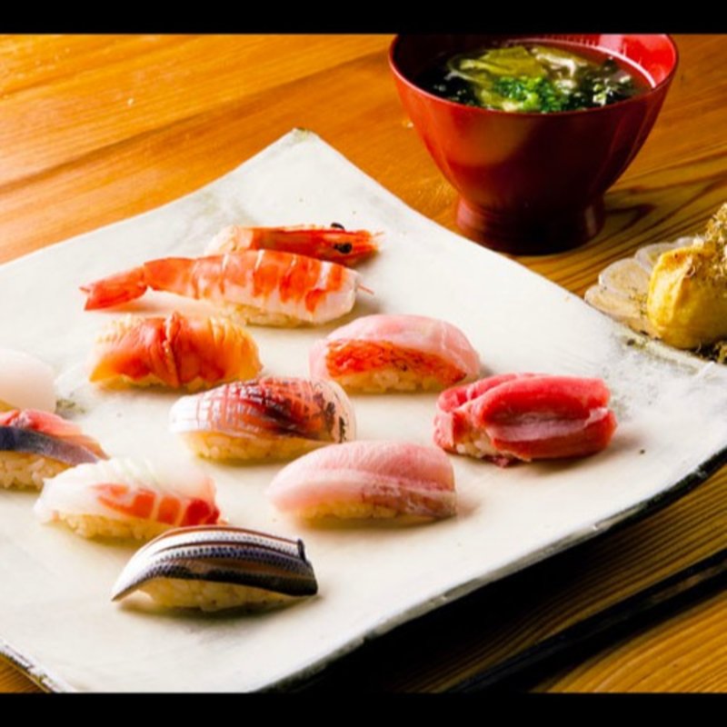 にぎりの盛り合わせとお椀(eat 鮨と和食)