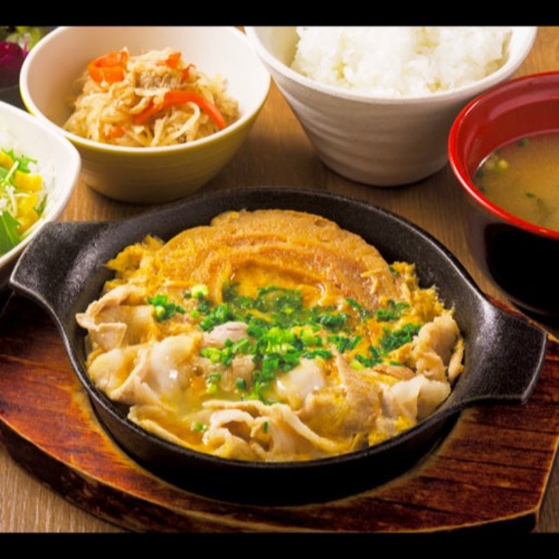 新潟豚肉と車麩の玉子とじ定食（ご飯、味噌汁、漬物、小鉢、サラダ付き）(米どころん 八重洲店 )