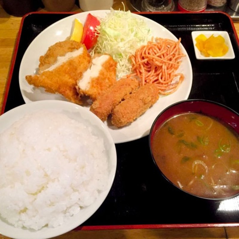 ねこ膳ミックス定食（コロッケ1コ、チキンカツ1コ、ウィンナフライ2コ）(ねこ膳)