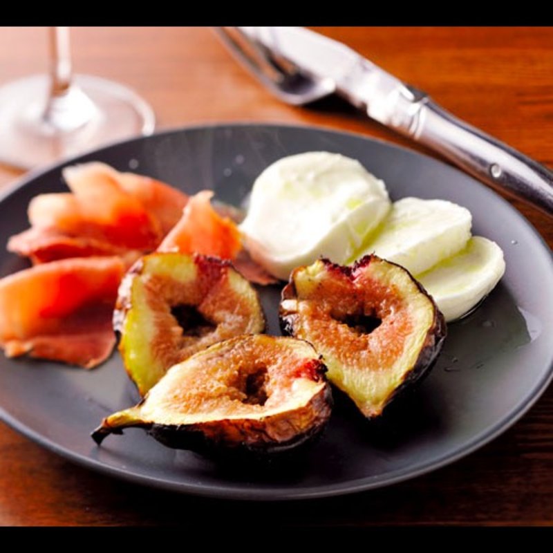 いちじくの炭火焼＆水牛のモッツァレラ生ハム添え(焼鳥BAR A VINS 76 (76vin))