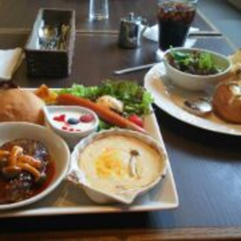 プレートランチおまかせプチデザート付き(リバージュ 鳳店)