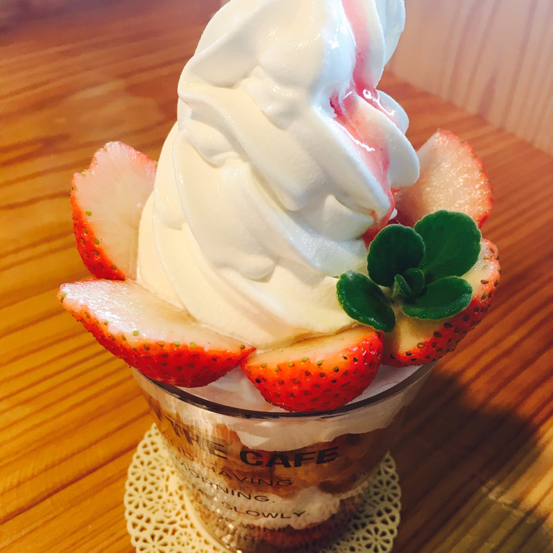 いちごパフェ(いちごカフェ )