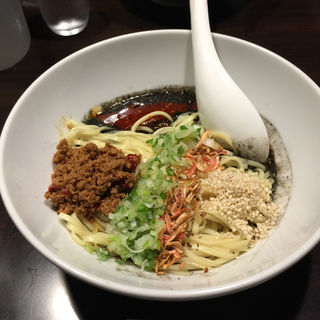 イカスミ入りの汁無し坦々麺(おどるタンタン麺)