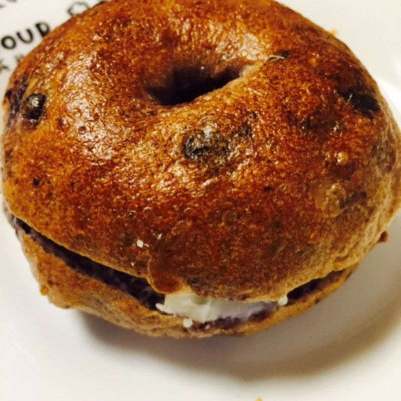 ブルーベリーベーグルのクリームチーズサンド(マエジマ製パン )