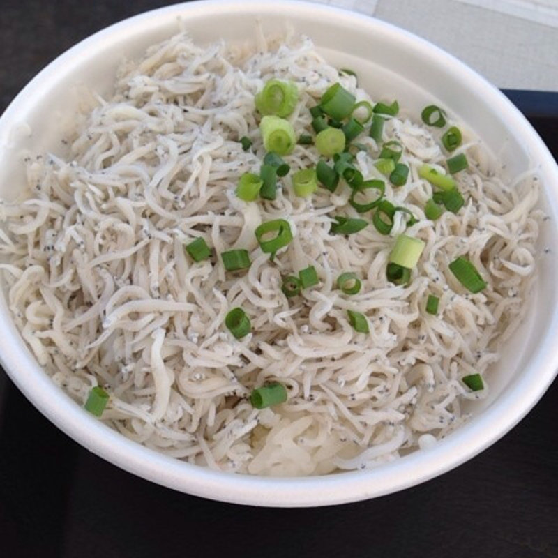 釜揚しらす丼(漁業直営　どんぶりハウス)