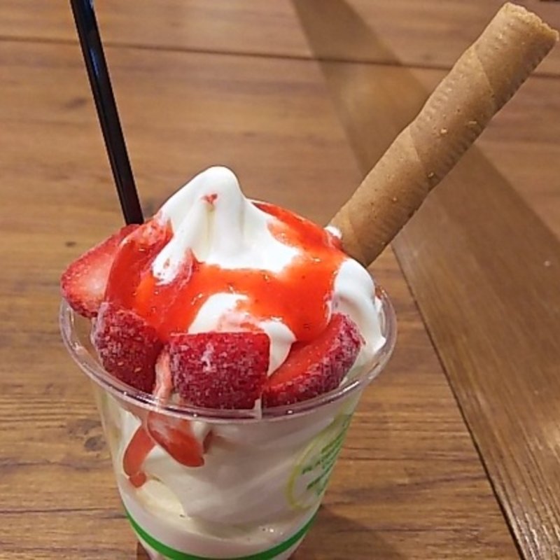 ソフトクリームサンデー ストロベリー(牧場創菓momom イオンモール幕張新都心店)