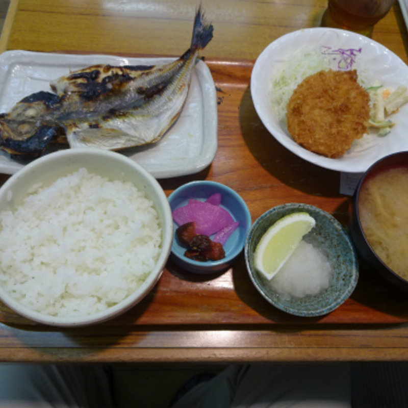 アジのひらきとクリームコロッケの定食(井戸屋)