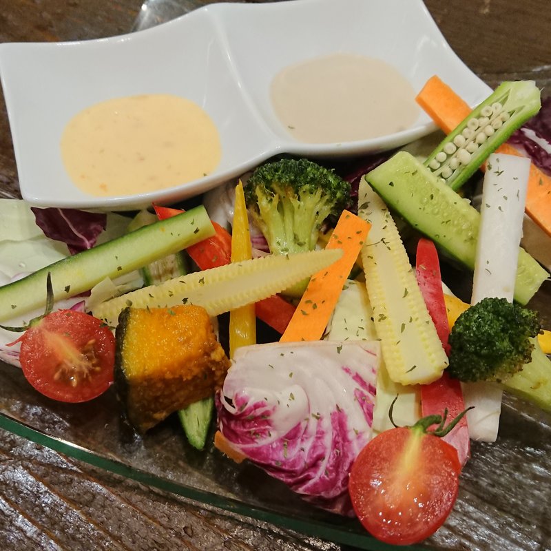 2種類のディップで味わう絶品バーニャカウダ(サファリ 梅田DDハウス店 )