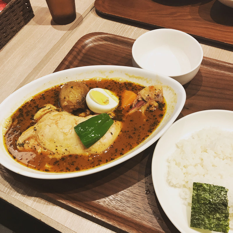 骨付きチキンのスープカレー(カレー食堂 心 ヨドバシAkiba店 )