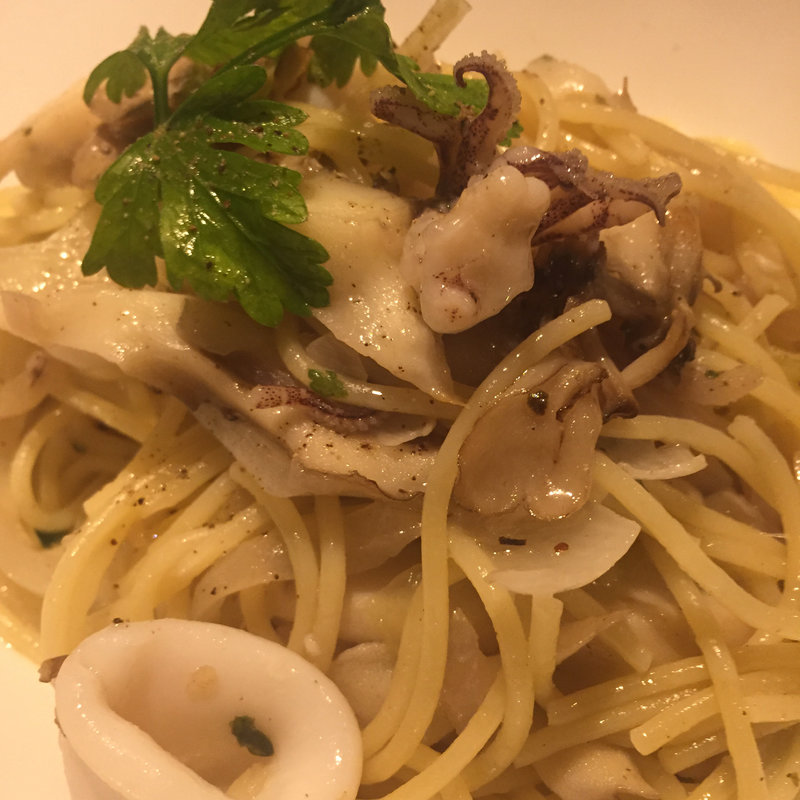 舞茸とヤリイカの香味塩ソーススパゲッティー(ボデガス・クリスペ)