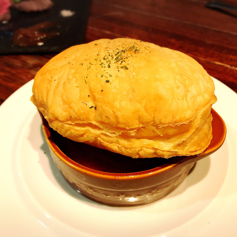 牛100%のパイ包みハンバーグ(肉ビストロTEPPEN)