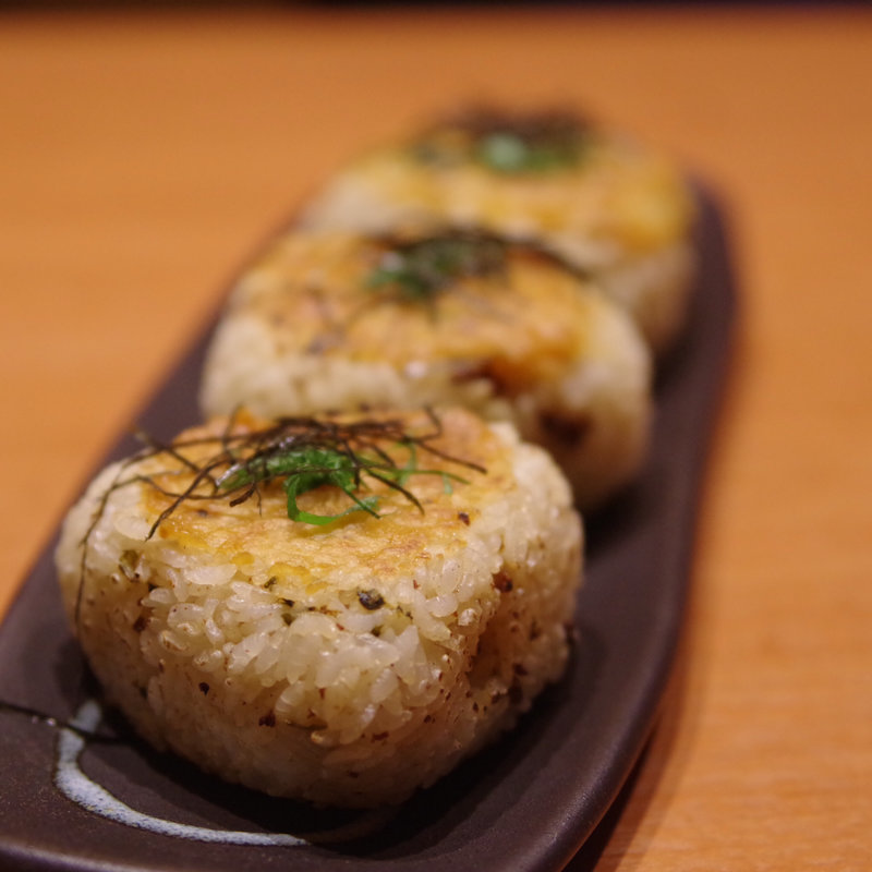 鶏そぼろと高菜の焼おにぎり(一鴻 姫路店)