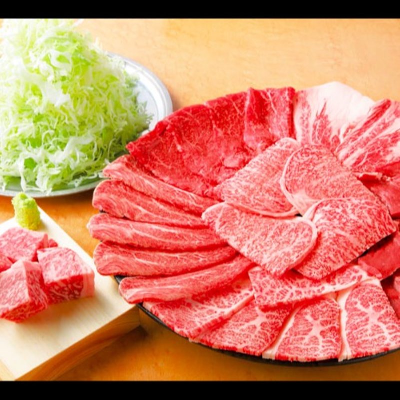 焼肉六点盛り（中央・リブ芯、手前から左に・リブロース カブリ、ツラミ、ランプ、リブロース ゲタ、ハツ）(ロース焼肉専門店 肉酒場)