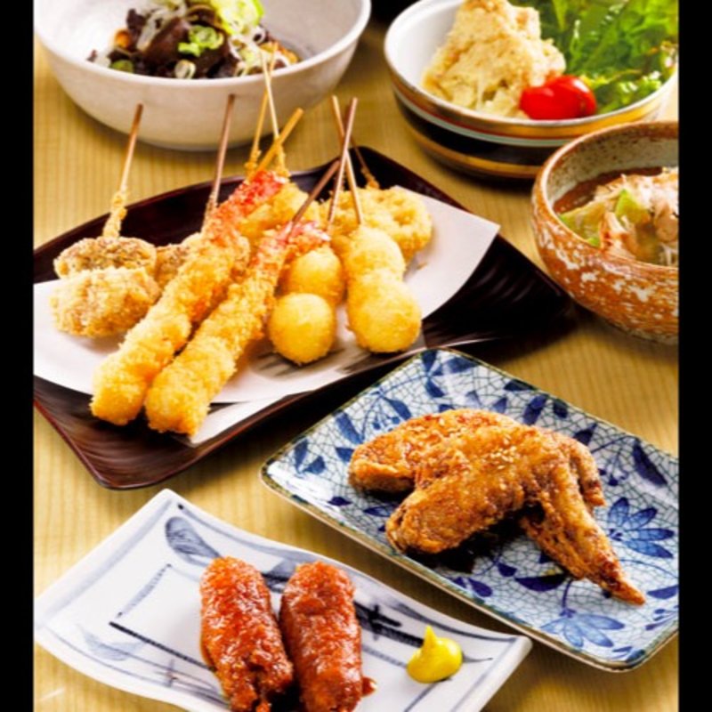 名古屋めしコース（たたききゅうり、どて煮豆富、ポテトサラダ、手羽先唐揚げ、おつまみキャベツ、味噌串カツ、串揚げ4種盛り）（写真は2人前）(青山七丁目)