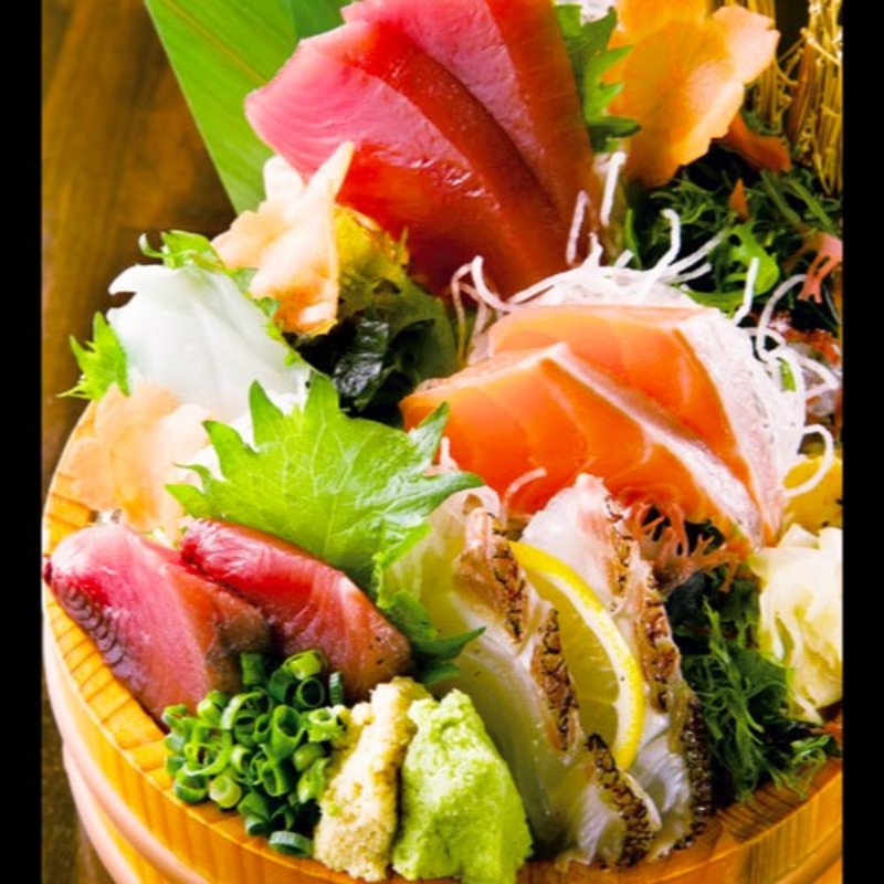 おまかせ桶盛刺5点盛り ※完全日替わり品 上から時計回りで、インドマグロ、サーモン、 天然マダイの炙り、初ガツオ、ヤリイカ(魚肴 青天上 )