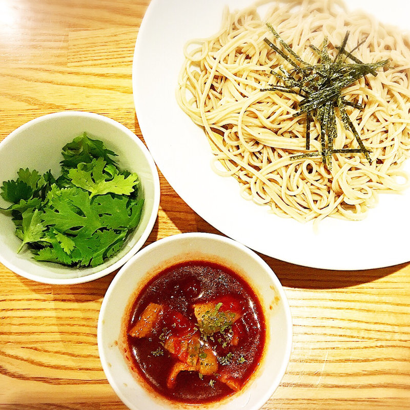 トマトバジル（パクチートッピング）のつけそば(ISOGAMI　FRY　BAR （イソガミ フライ バル）)