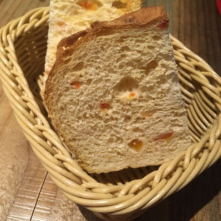自家製パン(ドライトマト入り)(炭焼きスペイン料理 アイレ)
