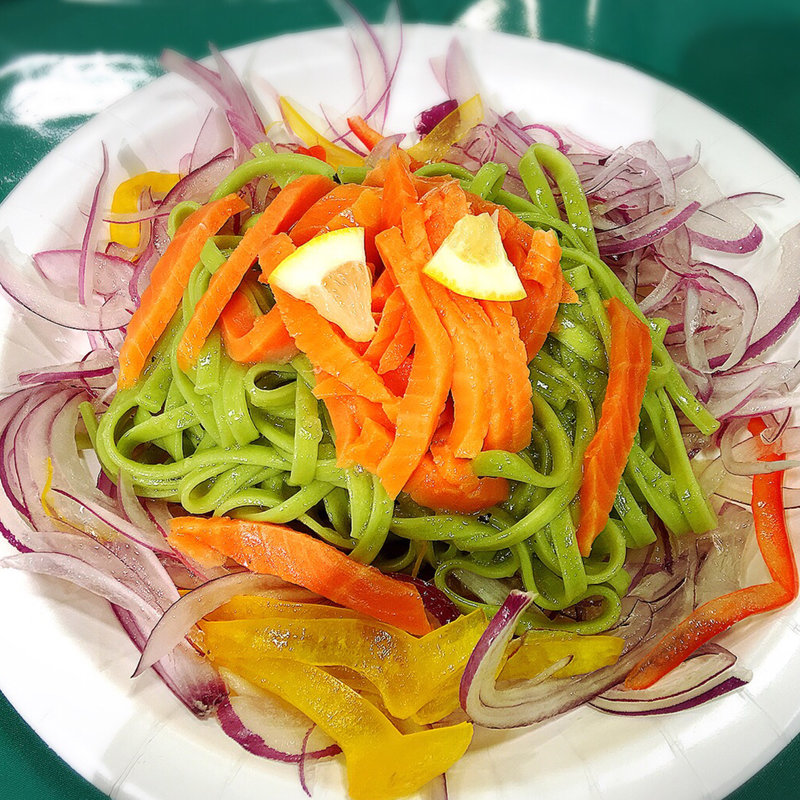 瀬戸内レモンとスモークサーモンの冷製オリーブパスタ(カフェ忠左衛門)