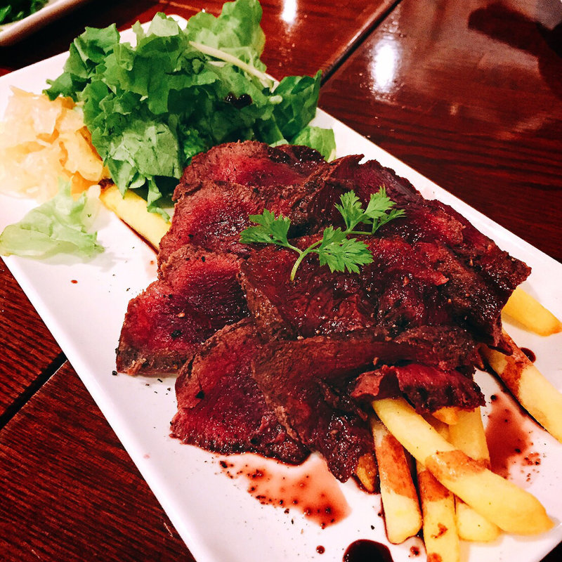 蝦夷鹿のグリル ヴァンルージュソース(肉×牡蠣×ワイン北の国バル 大宮店)