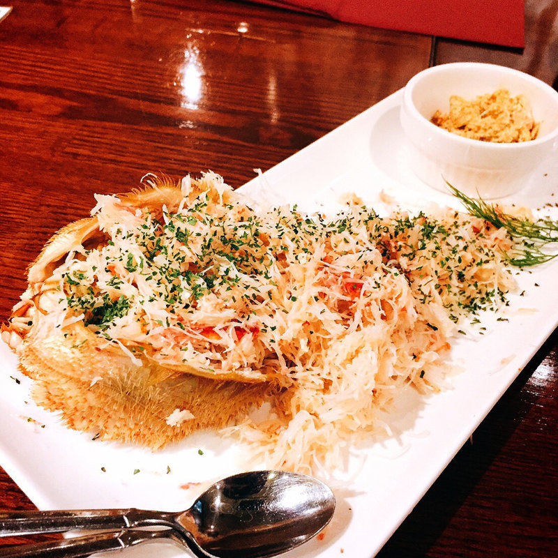 北海浜茹で毛ガニの丸ごと甲羅詰め 日高昆布ジュレ(肉×牡蠣×ワイン北の国バル 大宮店)