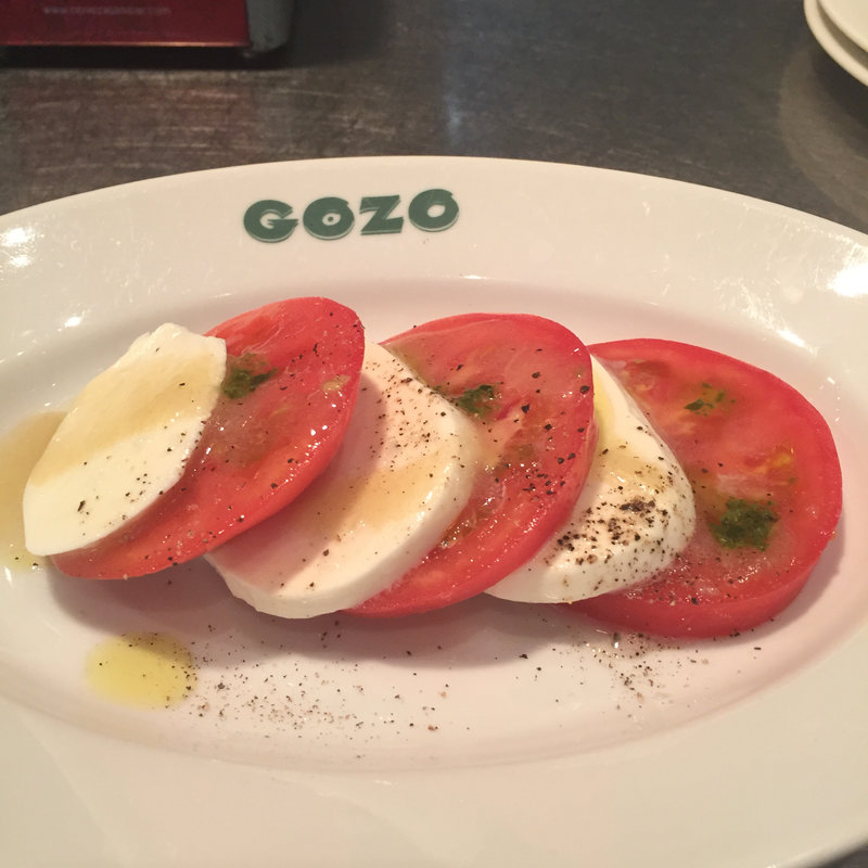 トマトとモッツァレラのサラダ(マリスケリア・ゴソ・ウメダ （MARISQUERIA GOZO UMEDA）)
