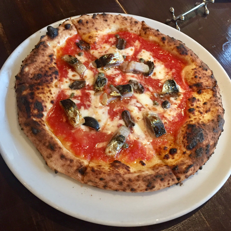 真鰯とアンチョビ ケッパー モッツァレラチーズのピザ(パラッツォ サン グスト)