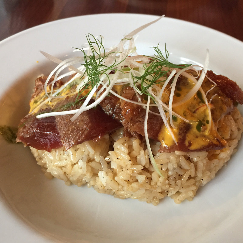 軽く炙ったビストロ風鮪の漬丼ウニと卵黄のソース(ビストロオーズ)