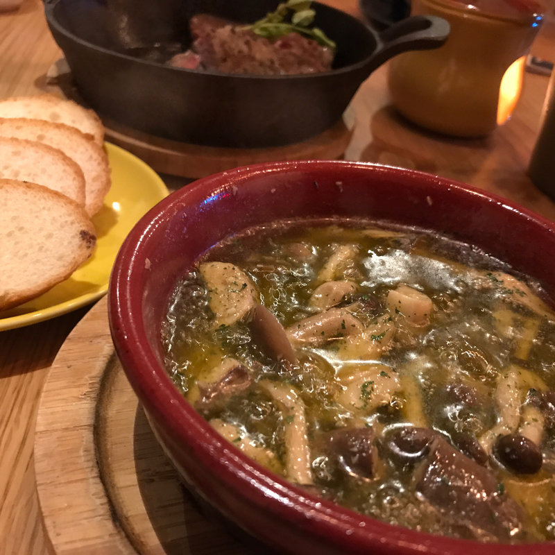 砂肝とキノコのアヒージョ(肉バル ノダニク)