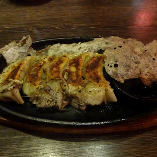 鉄板餃子(海鮮食飲市場 マルカミ食堂 みなとみらい)