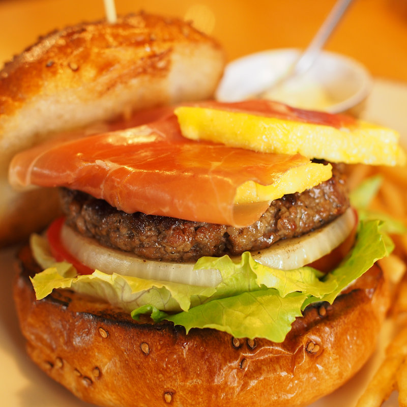 生ハムと生パイナップルのハンバーガー(Nick & Renée)