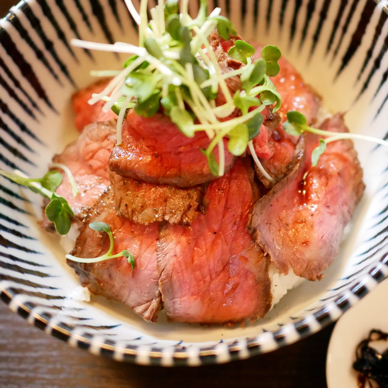 赤崎牛のローストビーフ丼(炭焼きダイニング ブーケ)
