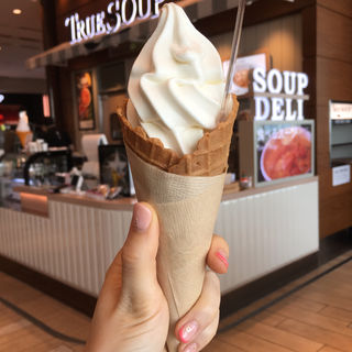 リッチミルクソフトクリーム(トゥルー スープ 羽田空港国際線ターミナル （TRUE SOUP）)