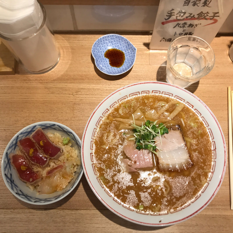 蔵出し醤油ラーメン&本鮪トロ・鯛ちらし(きたかた食堂 神保町店)