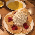 ストロベリー、ホイップクリームとマカデミアナッツパンケーキ(Eggs 'n Things 名古屋PARCO店)