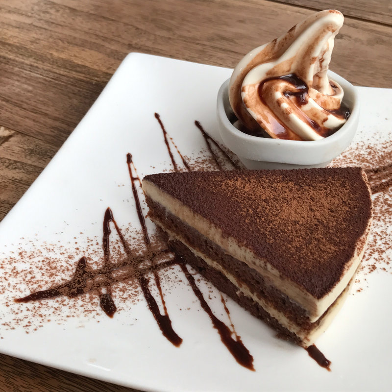 本日のケーキ ヴィーガンティラミス&ソフトクリーム(vegans cafe & restaurant)