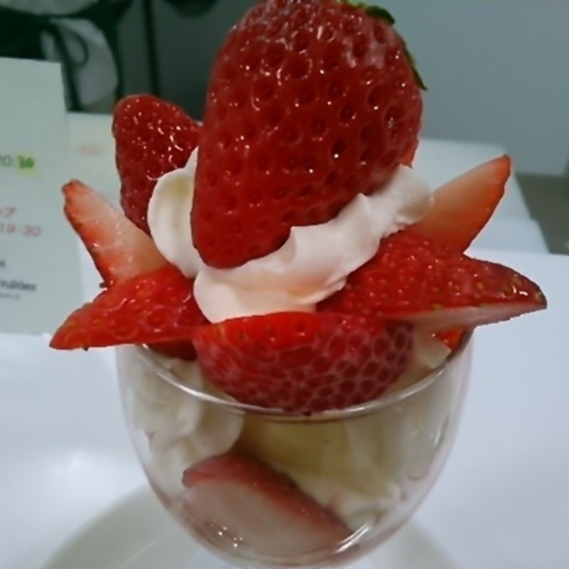 いちごパフェ(成城ル・フルティエ)