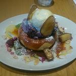 紫芋とリコッタチーズムースのパンケーキ(デイビッド・マイヤーズ カフェ)