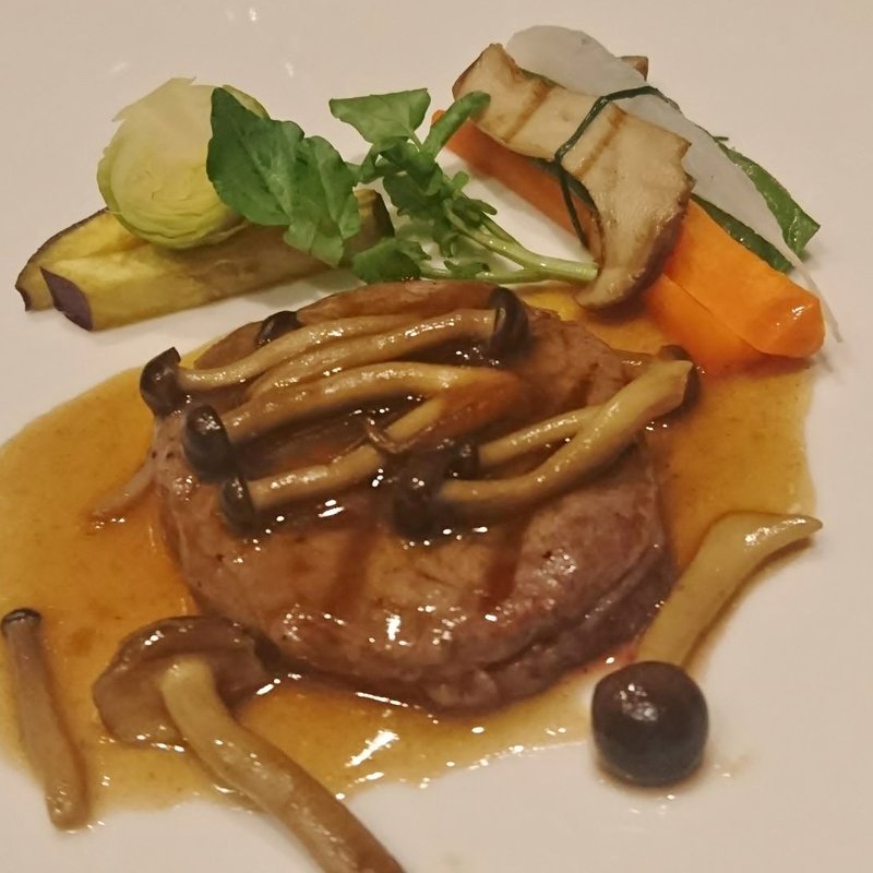 牛フィレ肉のグリエ　きのこの香るソース　温野菜添え(ザ・サーティス レストラン （The 30th Restaurant）)