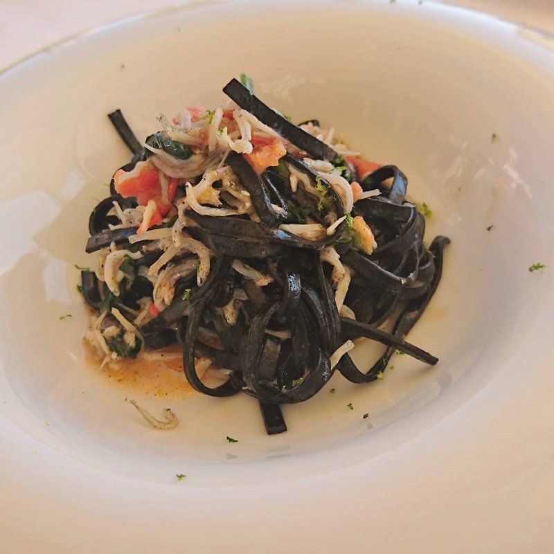 釜揚げシラスと旬野菜のイカ墨を練りこんだタリオリーニ　柚子の香り(ピッツァ アマルフィイ)