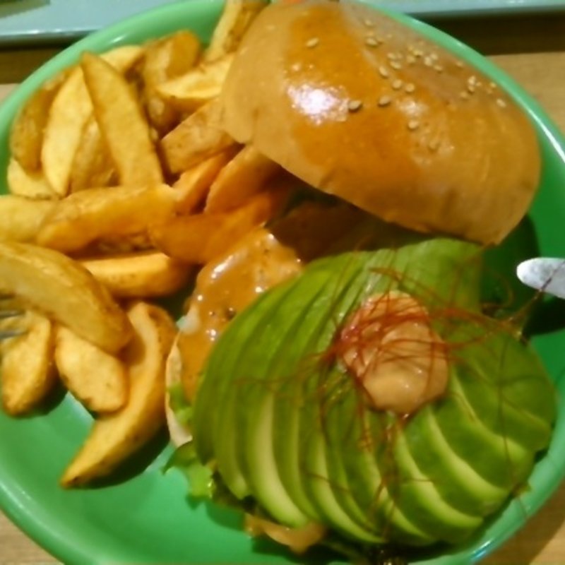 アボカドレイバーバーガー(ヴィレッジヴァンガードダイナーイオンモール幕張新都心店)