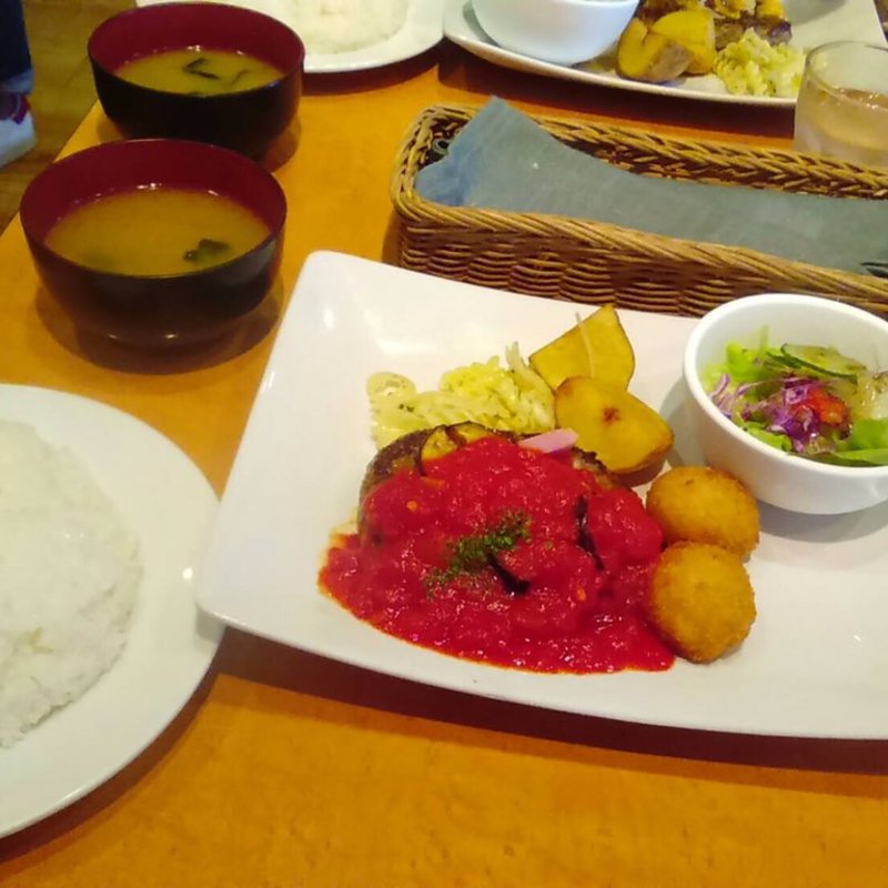 ハンバーグセット(町の洋食屋さんアイリス)