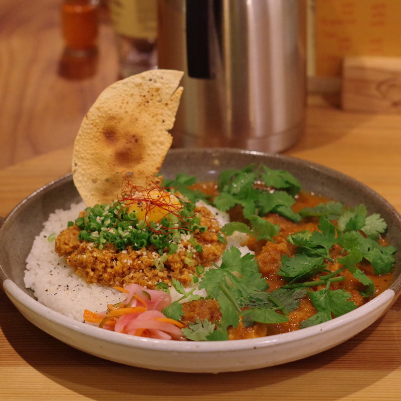 チキンカレーとキーマカレーのあいがけ パクチートッピング(スパイス スエヒロ)