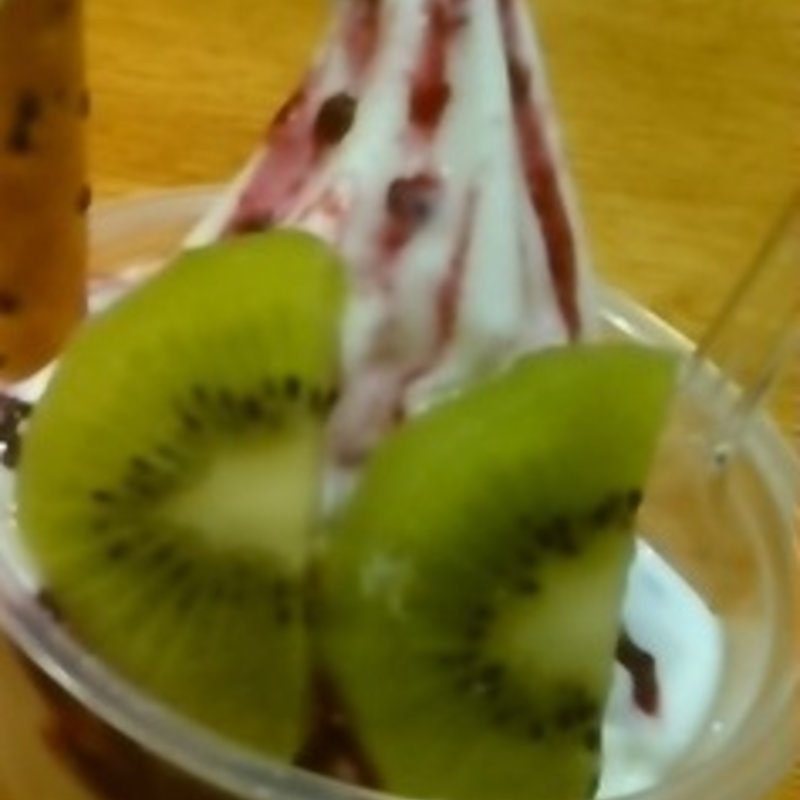 道産ハスカップとヨーグルト・はちみつのパフェ(ミルク＆パフェよつ葉ホワイトコージ)