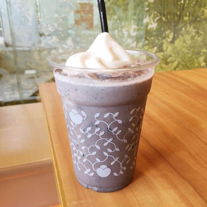 黒胡麻ソフトクリームラテ(ナナズグリーンティー 神戸ハーバーランド店)
