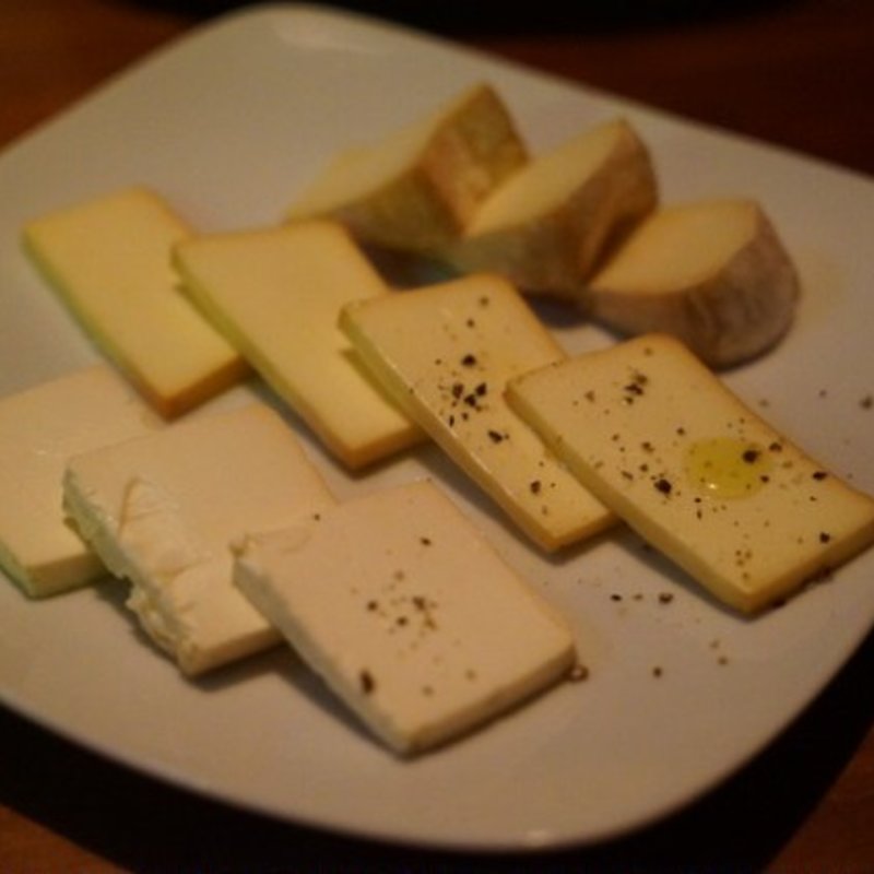 燻製チーズの盛り合わせ(燻製料理専門店 燻煙SmokeDining 新宿御苑前 )